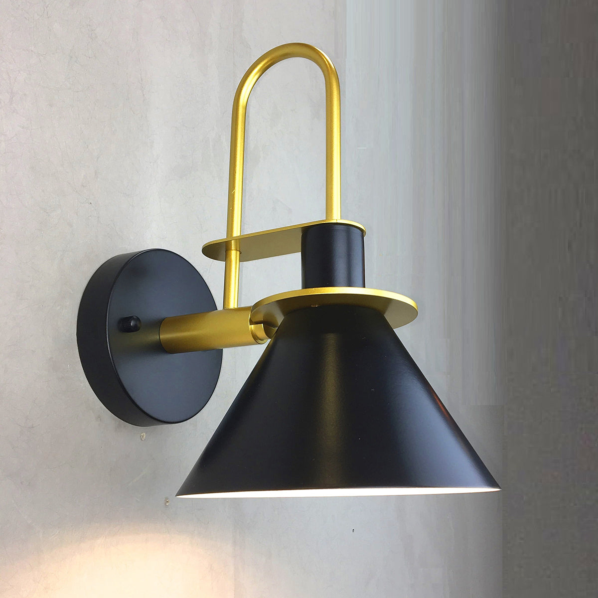 צמוד קיר ״עמנואל״